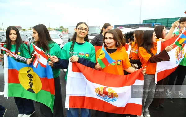 Yeni Kaledoniya və Fransız Polineziyasından olan azarkeşlər Bakıda aksiya keçiriblər