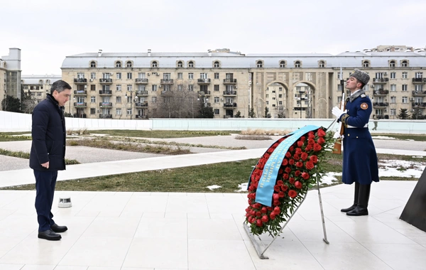 Qazaxıstanın Baş naziri Oljas Bektenov Bakıda Zəfər parkını ziyarət edib