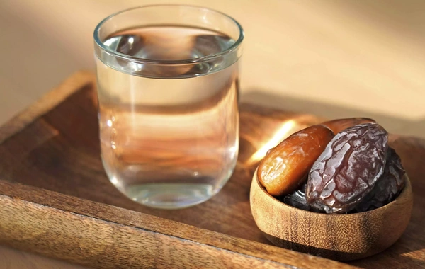 Orucu xurma, yoxsa su ilə açmaq daha faydalıdır?