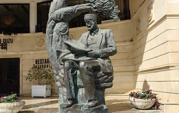 Həsən bəy Zərdabinin İçərişəhərdəki heykəlinin yerinin dəyişdirilməsi təklif olunur