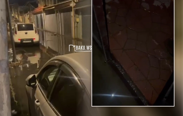 Bakıxanovda kanalizasiya borusu partlayıb - Çirkab sular küçəyə axır