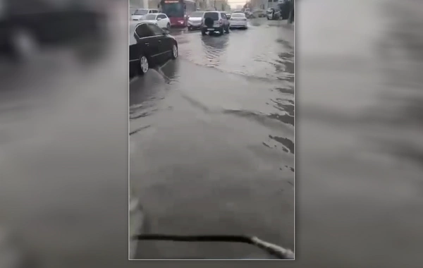 Masazırda kanalizasiya xəttində tutulma - Küçəni çirkab su basdı