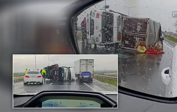 Yük maşını daşıyan evakuator aşdı - Məhsullar yola dağıldı