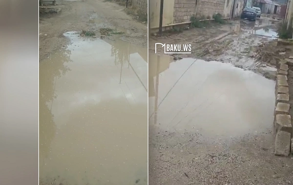 Bakıda yol gölməçəyə çevrildi