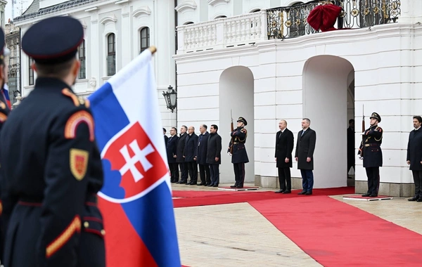 Bratislavada İlham Əliyevin rəsmi qarşılanma mərasimi olub