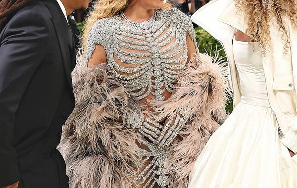 10 ildən sonra "Met Gala"ya qızı və həyat yoldaşı ilə qatıldı