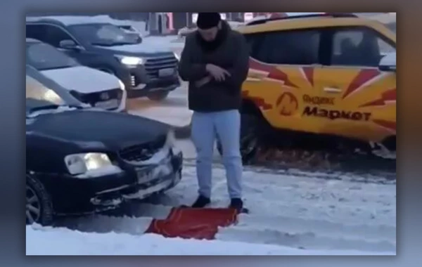 Moskvada yolun ortasında namaz qılan sürücü cərimələnib