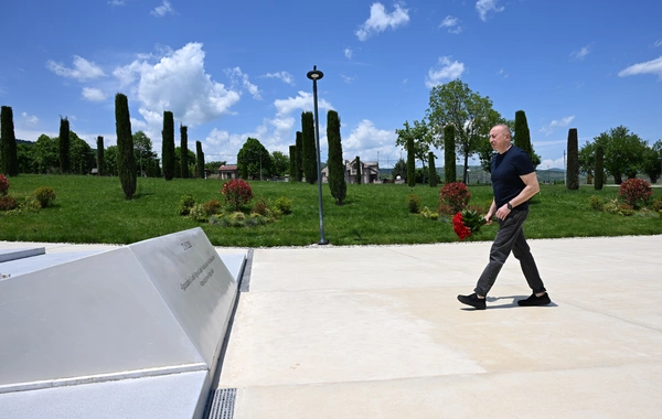 Prezident İlham Əliyev Xankəndi şəhərində Zəfər tağının önünə gül dəstələri düzüb