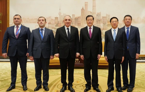 Kamran Əliyev Çinə rəsmi səfərə gedib