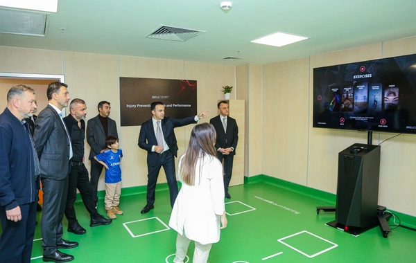 Qurban Qurbanov və futbolçuları Yeni Robotik Reabilitasiya Mərkəzini ziyarət ediblər
