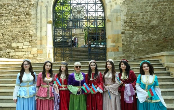 Bakının mərkəzində milli geyimlərdə gəzinti-yürüş təşkil olunub