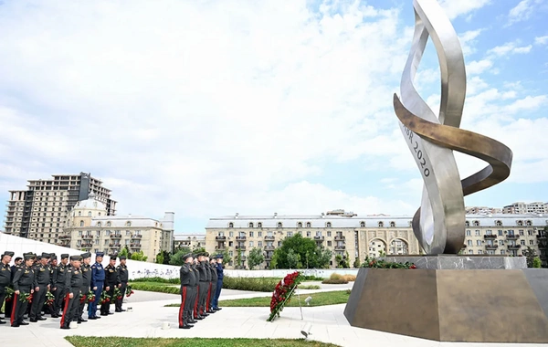 Zakir Həsənov Fəxri Xiyaban, Zəfər parkı və Hərbi Memorial Məzarlığı ziyarət edib
