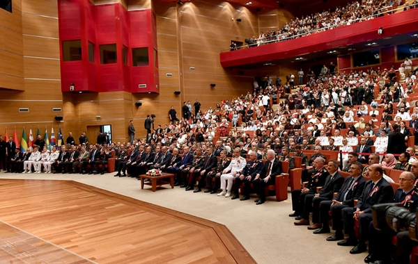 Zakir Həsənov Türkiyədə azərbaycanlı məzunlara diplomlarını təqdim edib