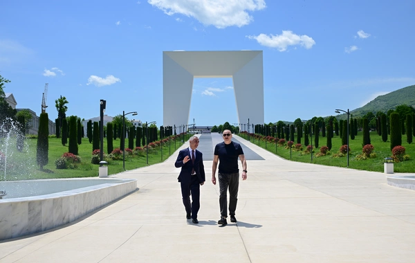 Prezident İlham Əliyev Xankəndi şəhərində Zəfər tağının önünə gül dəstələri düzüb