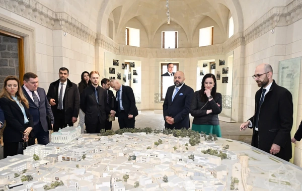 Litvanın Baş naziri İnqa Ruqiniene İçərişəhərlə tanış olub