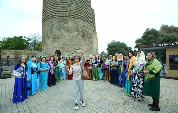 Bakının mərkəzində milli geyimlərdə gəzinti-yürüş təşkil olunub