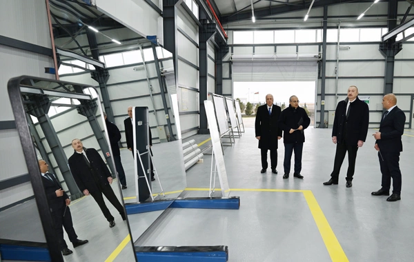 Prezident İlham Əliyev Sumqayıt Sənaye Parkında güzgü vərəqələrin istehsalı zavodunun açılışında iştirak edib