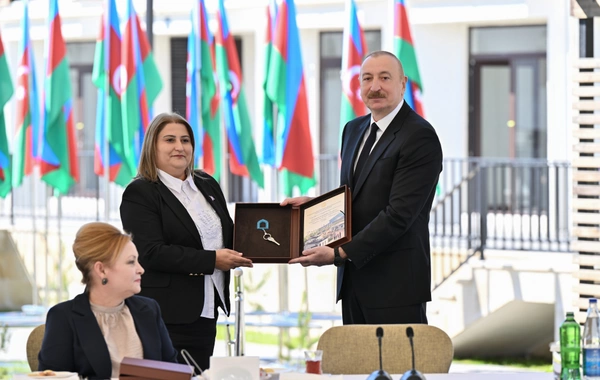 İlham Əliyev Zəngilanda ilk yaşayış kompleksinə köçən ailələrlə görüşüb