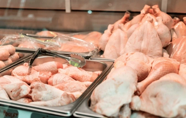 Marketdən alınan toyuğun rəngi bişəndə dəyişdi - İstehsalçı şirkətdən AÇIQLAMA