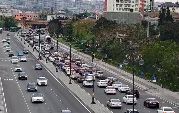 На ряде улиц и проспектов Баку затруднено движение транспорта