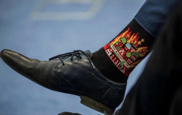 Diplomatın Zelenski ilə görüşə geyindiyi corab GÜNDƏM OLDU