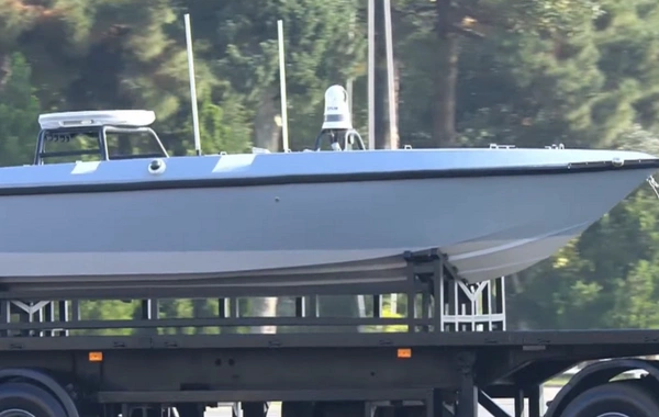 Azərbaycan Ordusu silahlanmaya yeni qəbul edilən Kayra kamikadze tipli suüstu dəniz vasitəsini nümayiş etdirib