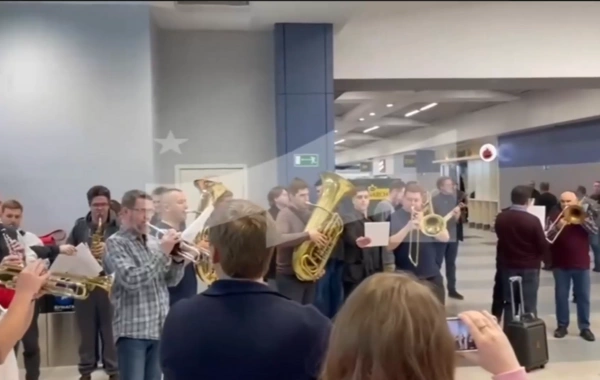 Dron təhlükəsinə görə Domodedovoda gözləyən musiqiçilər konsert verdilər