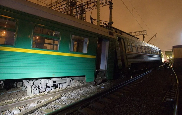 Rusiyada sərnişin qatarı relsdən çıxıb