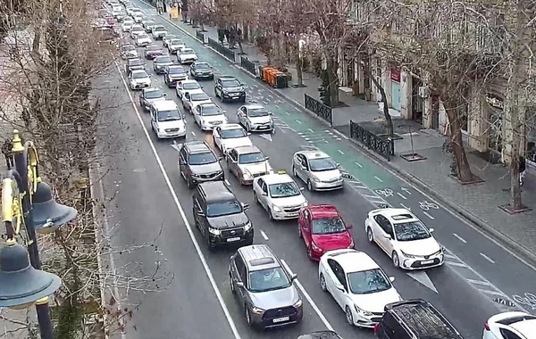 Bakının bir sıra yollarında tıxac yaranıb