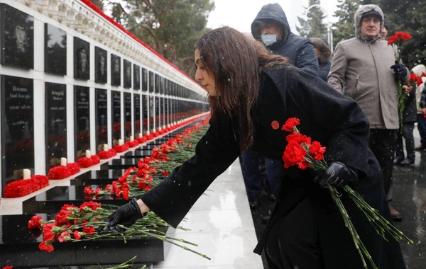SOCAR kollektivi Şəhidlər xiyabanını ziyarət edib