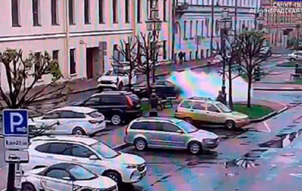 Rusiyada məktəbli polis əməkdaşının maşınını yandırdı - ANBAAN VİDEO
