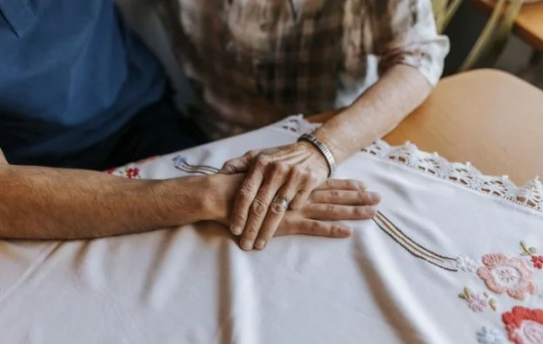 96 yaşlı qadın 18 yaşlı bəylə evləndi