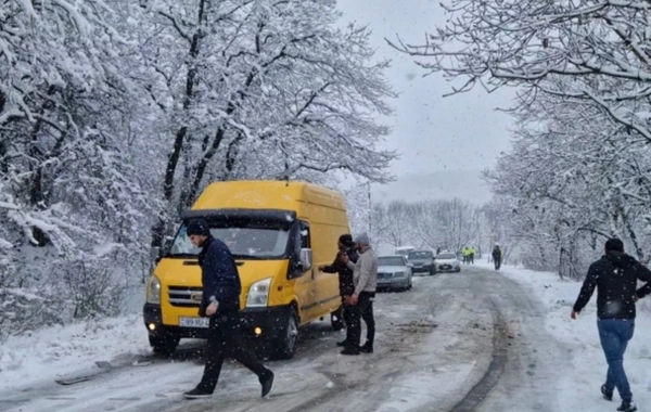 Sürücülərin NƏZƏRİNƏ: Ağsu aşırımında nəqliyyatın hərəkətində çətinliklər yaranıb
