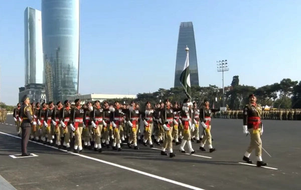 Pakistan hərbçiləri Bakıda paradda keçid edib