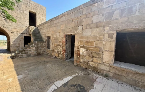Qaradağda tarixi karvansaraya qanunsuz müdaxilənin qarşısı alınıb, araşdırma aparılır