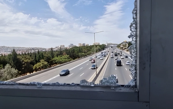 Overhead pedestrian crossing on the Baku-Sumgayit highway threatens pedestrian safety