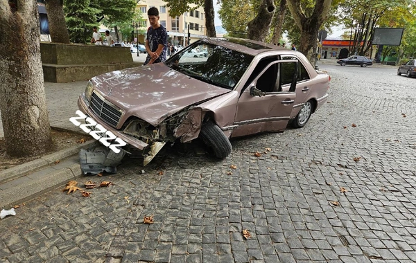 İsmayıllıda zəncirvari qəza - Avtomobillər müştəri dolu restorana çırpılmaqdan son anda qurtuldular