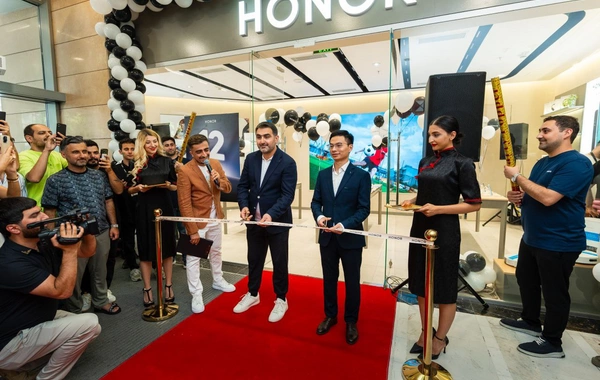 HONOR opens its first brand store in Azerbaijan