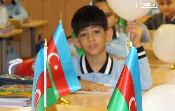 Məktəbin ilk günündən FOTOLAR