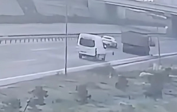 Dairəvi yolda ağır QƏZA: Mercedes yük maşını ilə TOQQUŞDU