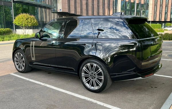 Bakıda Range Roverdən 9400 dollar oğurlanıb