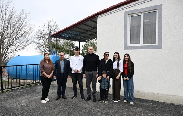 İlham Əliyev Xocavəndin Xanoba kəndində fərdi evlərin və infrastrukturun bərpası sahəsində görülən işlərlə tanış olub