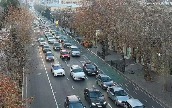 Bakının bir sıra yollarında tıxac yaranıb
