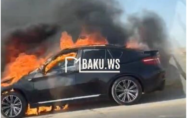 A BMW X6 burned on the Baku-Shamakhi highway