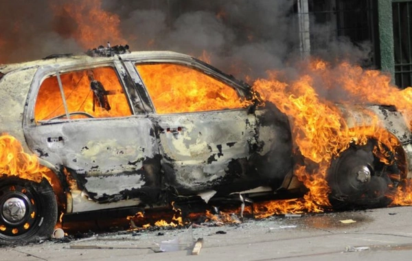 Bakıda Mercedes markalı minik avtomobili yanıb