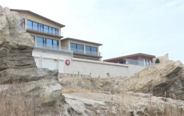 Buzovnada tarixi qayalıqlar üzərində inşa edilən qanunsuz tikililər niyə sökülmür?