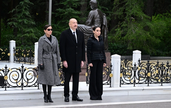 Prezident İlham Əliyev və birinci xanım Mehriban Əliyeva Ümummilli Lider Heydər Əliyevin məzarını ziyarət ediblər