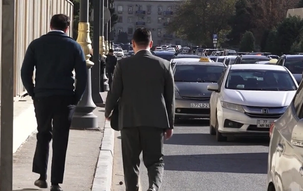 Nərimanov rayonundakı səki piyadalar üçün yararsız vəziyyətə düşüb