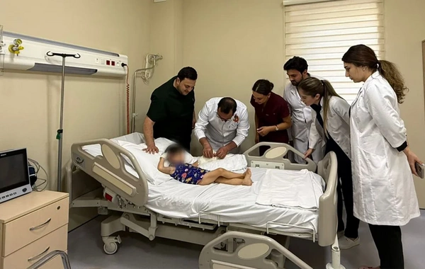 3 yaşlı uşağın ət maşınında ağır yaralanan əli 8 saatlıq əməliyyatla bərpa edilib