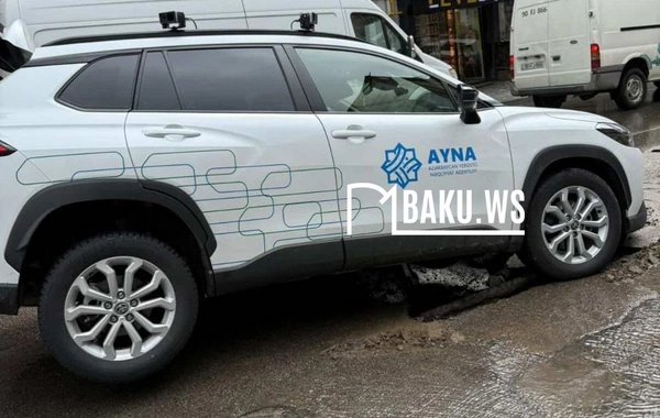 Bakıda asfalt çökdü - AYNA-nın maşını həmin çuxura düşdü